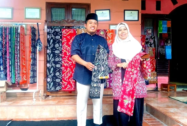 Kepala SMP IT Arkan Cendekia, Fahmi Yahya Abdil Haq bersama pengrajin Batik Kota Bekasi, Sri Sunarni.